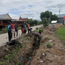 Babinsa Koramil 1406-06/Pammana Bersama Warga Gelar Kerja Bakti Penggalian Parit di Dusun Sareppao