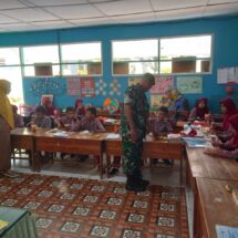 Babinsa Koramil 1406-01/Tempe Dampingi Program Makan Bergizi Gratis di SDN 15 Teddaopu