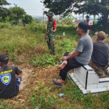 Babinsa Koramil 1406-02/Tanasitolo Gotong Royong Bersihkan Pekuburan Umum di Dusun Bacu-Bacu