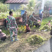 Koramil 1406-10/Pitumpanua Bersama Siswa MIS Tobarakka Gelar Karya Bhakti Pembersihan Selokan
