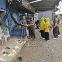 Koramil 1406-10/Pitumpanua dan Persit KCK Gelar Jumat Berkah dan Jumat Bersih di Masjid Al Muammar