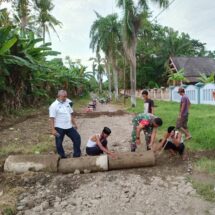 Babinsa Koramil 1406-01/Tempe Bersama Warga Gotong Royong Pasang Gorong-Gorong di Kelurahan Atakkae