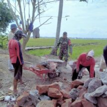 Babinsa Koramil 1406-05/Majauleng Bersama Warga Perbaiki Jalan yang Terkikis di Dusun Paung