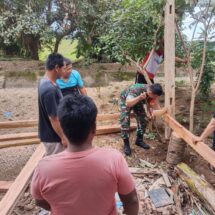 Babinsa Koramil 1406-03/Maniangpajo Bantu Warga Dirikan Rumah Panggung di Gilireng