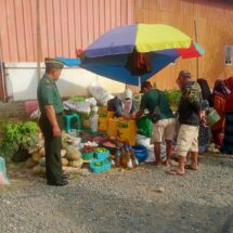 Babinsa Koramil 1406-06/Pammana Cek Harga Kebutuhan Pokok di Pasar Tradisional Watampanua