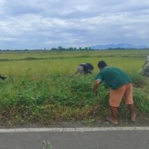 Babinsa Koramil 1406-09/Sajoanging Bersama Warga Bersihkan Saluran Air di Kelurahan Assorajang