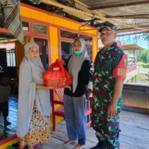 Babinsa Koramil 1406-08/Sabbangparu Berikan Bantuan Sembako kepada Warga Kurang Mampu