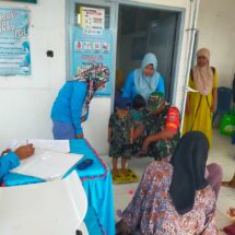 Babinsa Koramil 1406-10/Pitumpanua Dampingi Kegiatan Posyandu di Desa Alesilurunge