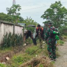 Koramil 1406-02/Tanasitolo Gelar Karya Bhakti di TMP Empagae untuk Jaga Kebersihan dan Kelestarian