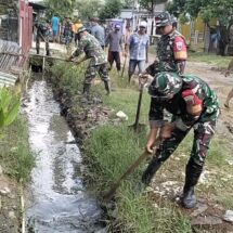 Koramil 1406-10/Pitumpanua Gelar Karya Bhakti Bersihkan Selokan di Desa Labawang, Antisipasi Banjir Musim Hujan