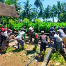 Babinsa Koramil 1406-08/Sabbangparu Bantu Warga Pindahkan Rumah yang Terlalu Dekat Sungai Walennae