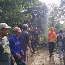 Babinsa Koramil 1406-10/Pitumpanua Bersama Bhabinkamtibmas dan Warga Gotong Royong Bersihkan Bahu Jalan