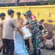 Babinsa Koramil 1406-03/Maniangpajo dan Siswa SMPN 1 Gilireng Gelar Kerja Bakti Bersihkan Lingkungan Sekolah