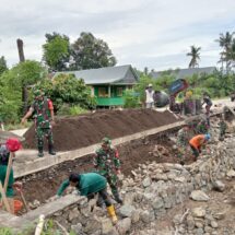 Koramil 1406-08/Sabbangparu Gelar Karya Bhakti Perbaikan Tanggul dan Saluran Air Terdampak Banjir Sungai Walennae