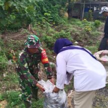 Babinsa Koramil 1406-02/Tanasitolo Bersama Warga Laksanakan Kerja Bakti di Kelurahan Mappadaelo
