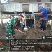 Babinsa Koramil 1406-08/Sabbangparu Bantu Warga Ratakan Timbunan di Desa Bila