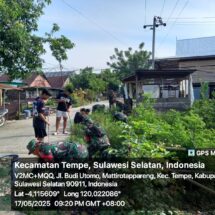 Koramil 1406-01/Tempe Gelar Karya Bhakti Bersihkan Selokan dan Saluran Air di Kelurahan Mattirotappareng