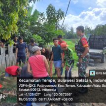 Babinsa Koramil 1406-01/Tempe Bersama Warga Pasang Gorong-Gorong di Kelurahan Pattirosompe