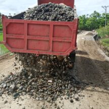 Distribusi Material Sirtu Terus Digenjot, Kodim 1406/Wajo Pacu Pengerjaan Jalan TMMD ke-124 di Dusun Tobulelle