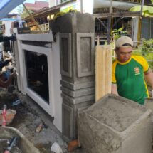 Pembuatan Prasasti TMMD ke-124 Kodim 1406/Wajo di Desa Temmabarang, Penanda Hampir Selesainya Kegiatan