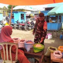 Babinsa Koramil 1406-05/Majauleng Pantau Harga Bahan Pokok Jelang Iduladha
