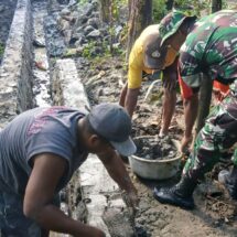 Babinsa Koramil 1406-06/Pammana Gotong Royong Bersama Warga Bangun Saluran Air di Desa Lempa