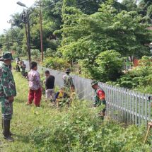 Koramil 1406-07/Takkalalla Gelar Karya Bhakti Bersama Guru dan Siswa SDN 225 Peneki, Fokus Bersihkan Saluran Air dari Sampah dan Rumput Liar