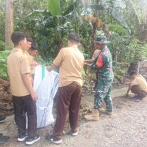 Babinsa Koramil 1406-03/Maniangpajo Gelar Kerja Bakti Bersama Siswa di SMPN 2 Gilireng