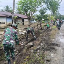 Koramil 1406-10/Pitumpanua Gelar Karya Bhakti Bersama Warga di Kelurahan Bulete