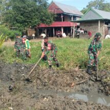 Koramil 1406-06/Pammana Gelar Karya Bhakti Bersama Masyarakat di Desa Simpursia: Fokus Bersihkan Saluran Air dan Cegah Banjir