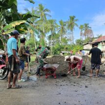 Babinsa Koramil 1406-10/Pitumpanua Gelar Karya Bakti Penimbunan Jalan Tani di Kelurahan Tobarakka