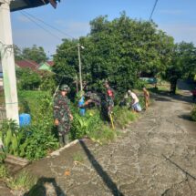 Koramil 1406-01/Tempe Gelar Karya Bhakti Pembersihan Selokan dan Saluran Air di Kelurahan Mattirotappareng