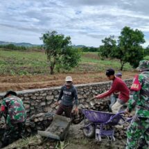 Koramil 1406-03/Maniangpajo Gelar Karya Bhakti Pembuatan Talud Jalan di Desa Sogi