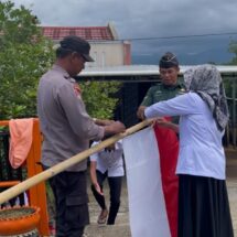 Wujud Kepedulian Jelang HUT RI ke-80, Babinsa Koramil 1406-10/Pitumpanua Bersama Aparat Desa Pasang Bendera Merah Putih di Rumah Warga yang Ditinggal Merantau