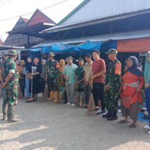 Koramil 1406-04/Belawa Gelar Karya Bhakti Pembersihan Pasar Bersama Warga