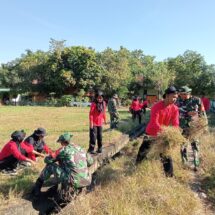 Jelang HUT ke-80 RI, Koramil 1406-08/Sabbangparu Gelar Karya Bakti Bersama Paskibra di Lapangan Trikora