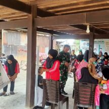 Babinsa Koramil 1406-07/Takkalalla Dampingi Kegiatan Posyandu di Desa Lempong