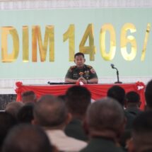 Dandim 1406/Wajo Berikan Jam Komandan Kepada Prajurit dan PNS, Tekankan Larangan Judi Online