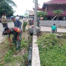 Koramil 1406-09/Sajoanging Gelar Karya Bhakti Pembersihan Area Posyandu di Kelurahan Akkajeng