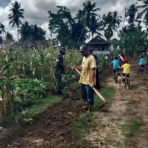 Babinsa Koramil 1406-08/Sabbangparu Gelar Program Jumat Bersih Bersama Warga