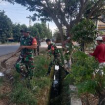 Koramil 1406-08/Sabbangparu Gelar Karya Bakti di Sekitar Pasar Salojampu