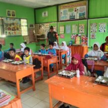 Babinsa Koramil 1406-08/Sabbangparu Dampingi Program Makan Bergizi Gratis di SDN 338 Pasaka