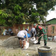 Babinsa Koramil 1406-01/Tempe Bantu Warga dalam Pengecoran Rumah