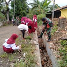 Koramil 1406-05/Majauleng Gelar Karya Bhakti Bersama Guru dan Siswa di SDN 346 Limpomajang