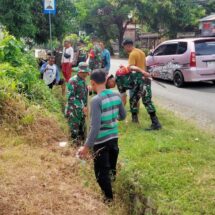 Koramil 1406-05/Majauleng Gelar Karya Bhakti Bersihkan Masjid dan Selokan di Lingkungan Labaje