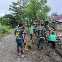 Koramil 1406-10/Pitumpanua Gelar Karya Bhakti Pembersihan Selokan Bersama Warga Kelurahan Siwa